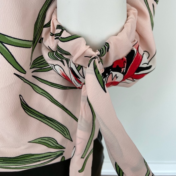 Flowy Summer Flowery Small Blouse - Picture 3 of 10